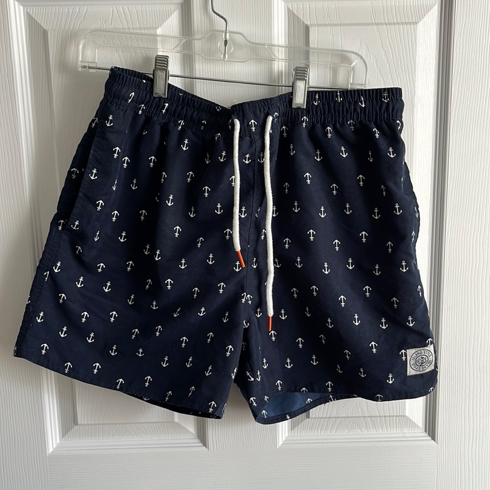 Classic with a vintage feel: Nautical men’s swim trunks